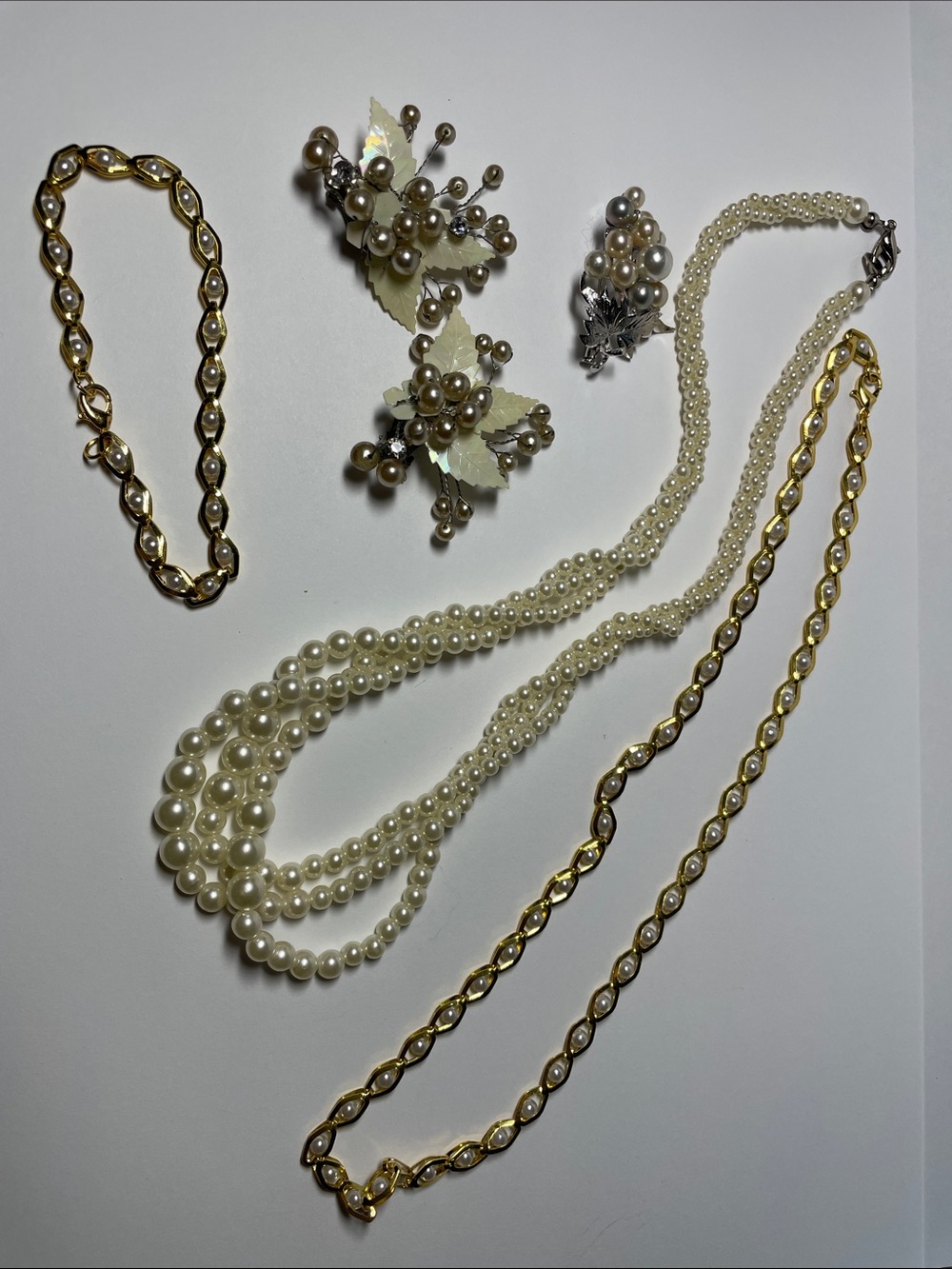 Classic Pearl and Gold Chain Women's Necklace Earrings Brooch Bracelet Set